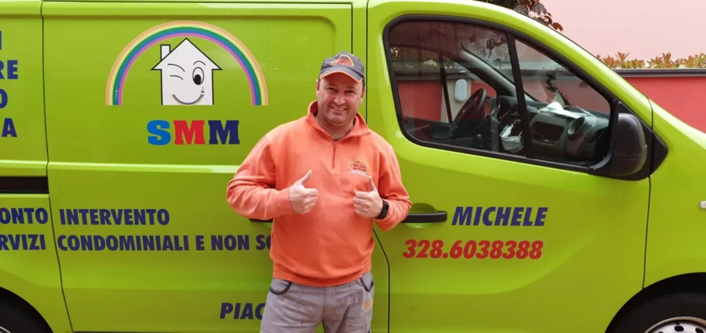 ragazzo di impresa edile davanti al suo furgone sponsorizzato di colore verde