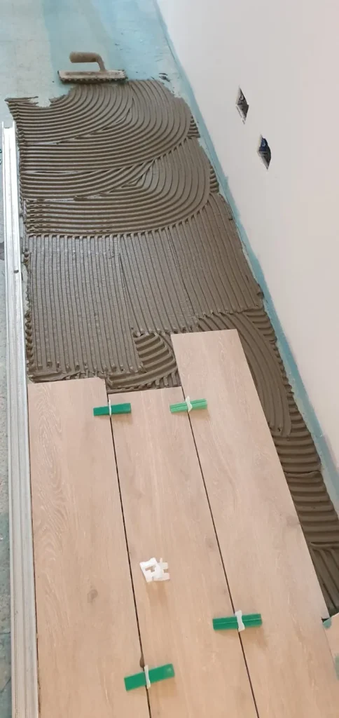 foto di pistrelle appena messe a terra in un edificio