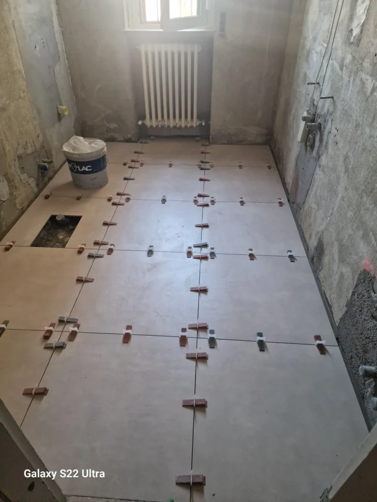 foto di pistrelle appena messe a terra in un edificio
